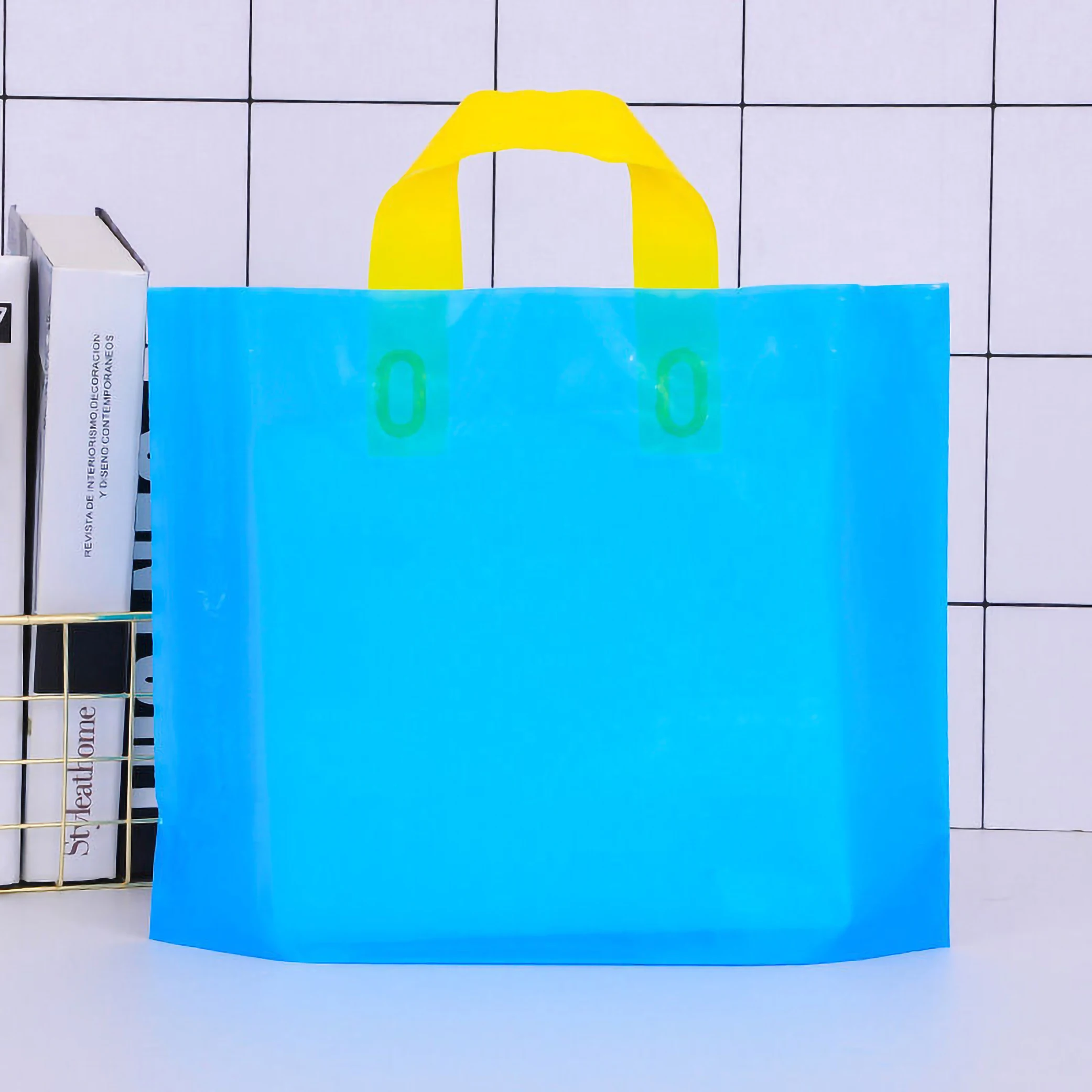 100 stuks aangepast logo kleurrijke boodschappentassen met handvat plastic geschenkzak afdrukken één kleur logo op dubbelzijdig gratis ontwerp afdrukken