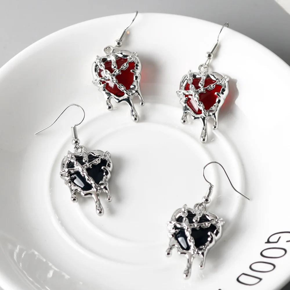 أقراط قلب الحمم البركانية السلسلة والأقراط المصنوعة من السبائك المستوحاة من الشرير مثالية للارتداء اليومي أو الحفلات.