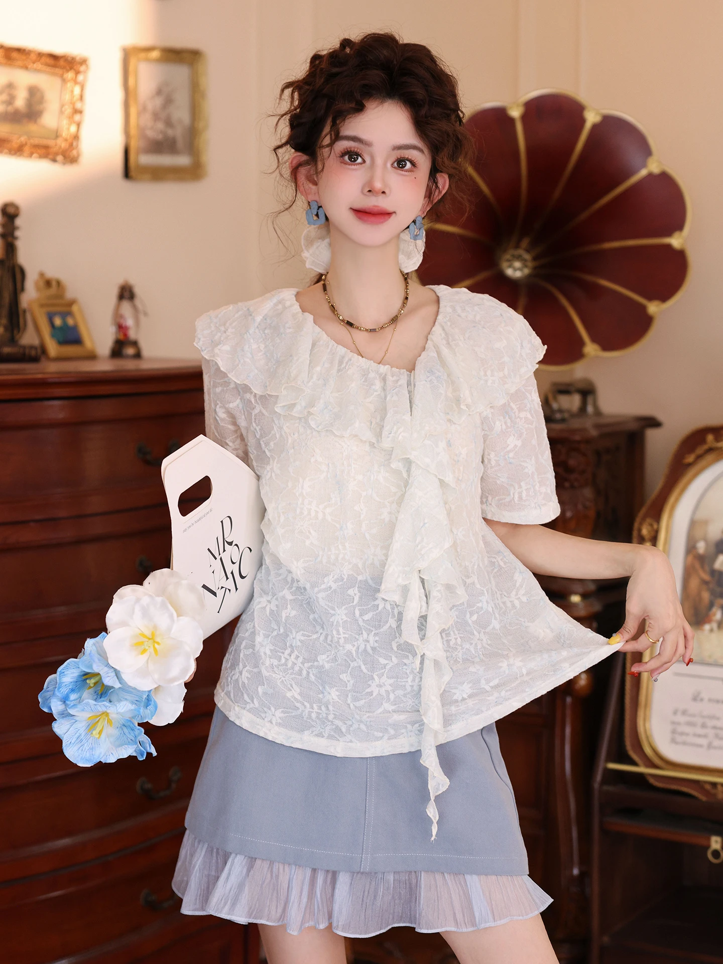 

Chen Jiajie Ice Age Year 2026 Women's Shirt Design Sensation Lace Trim Thin Short Sleeve Top Vintage Style Loose Fit Slimming...