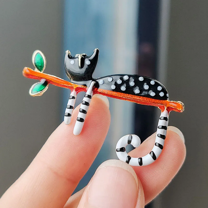 

Fashion Enamel Lazy Spotted Cat Brooches For Women Men Creative Cute Alloy Animal Brooch Suit Dress Accessories Pin Jewelry Gift