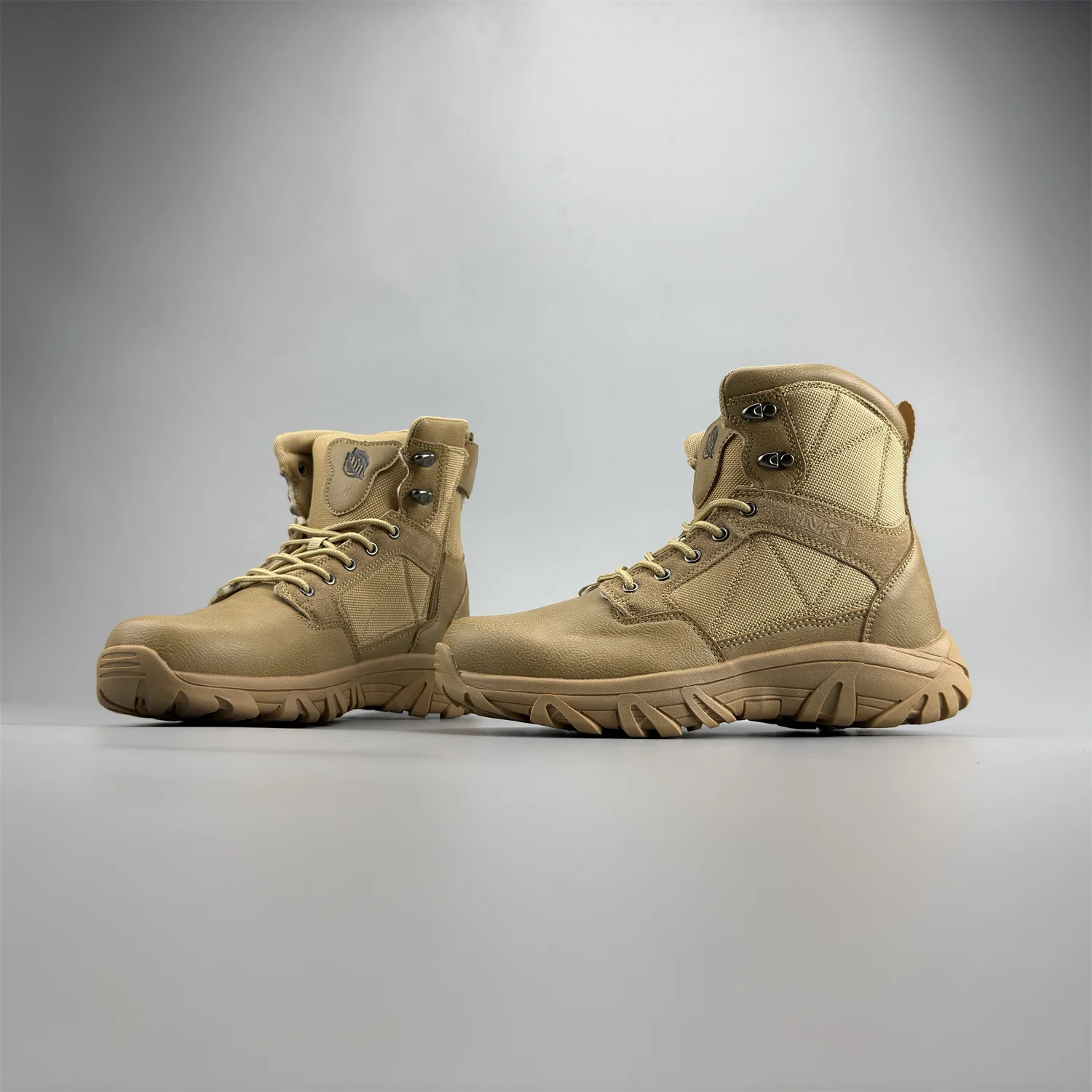 

Best-selling men's outdoor walking shoes Non-slip, comfortable, versatile and stylish hiking boots Desert boots and trainers