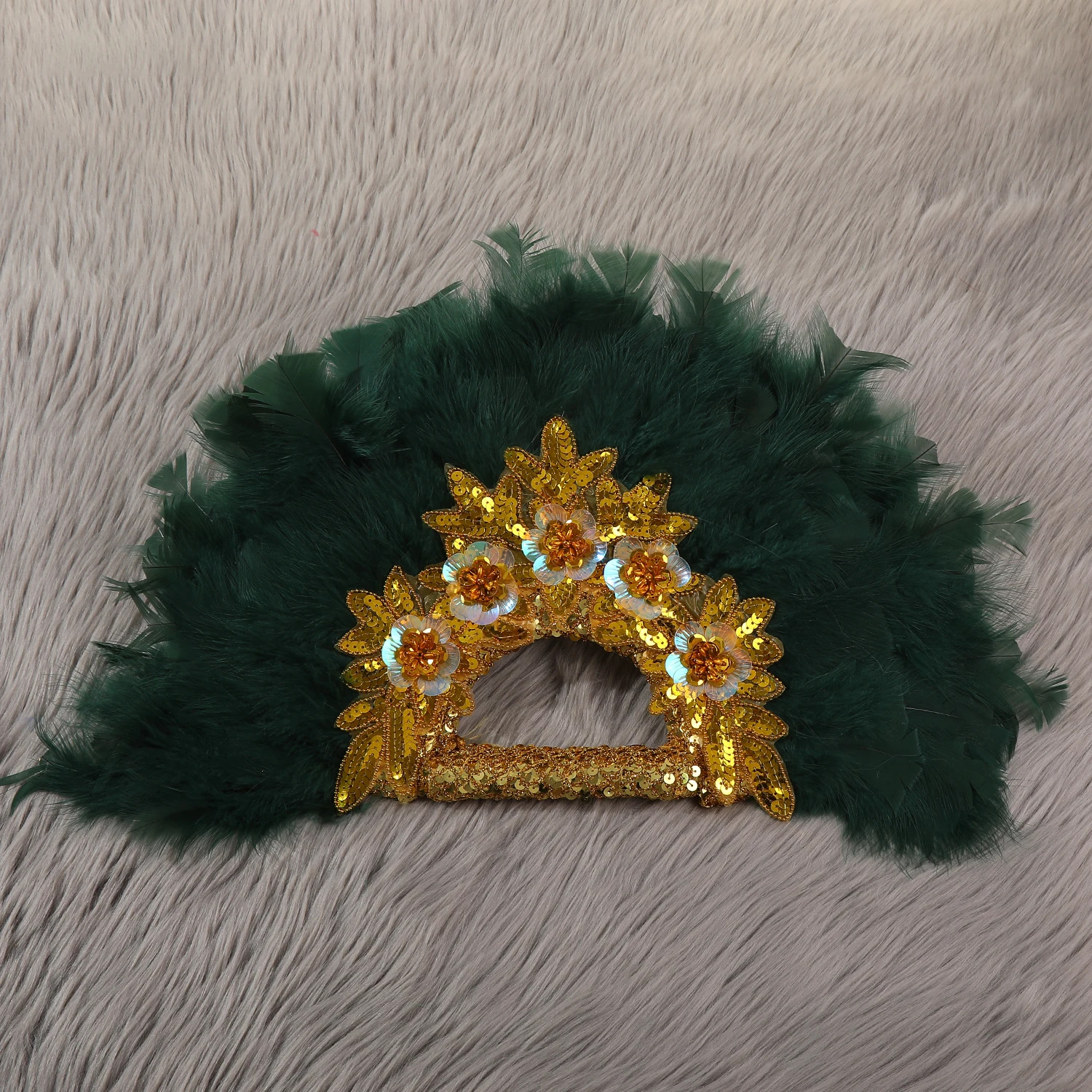 Pengantin elegan pernikahan berwajah ganda memegang kostum kipas bunga plum kipas pertunjukan tari kipas Halloween