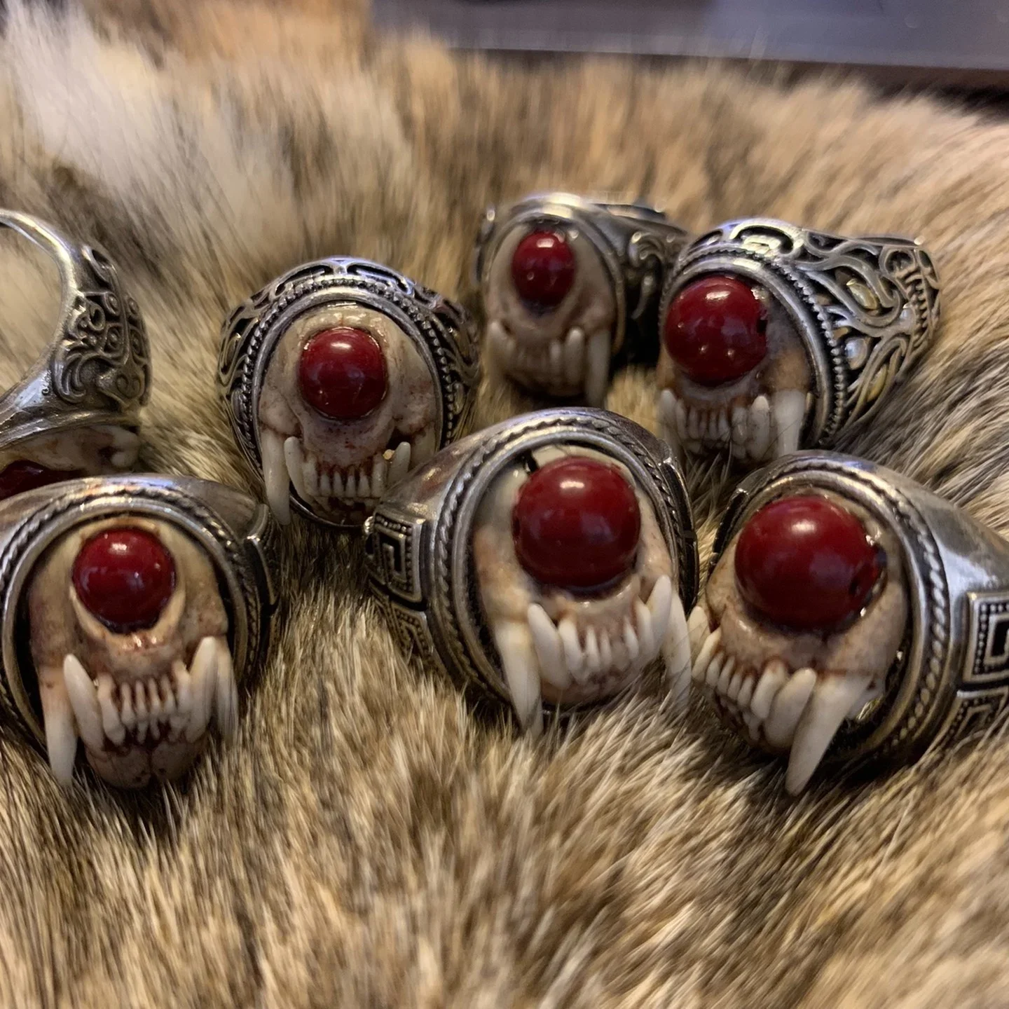 

2237 Wholesale 1/5/10pcs Sable Tooth Decoration Gothic Style Cinnabar Amulet Dark Adjustable Vintage Design Resin Handcrafted