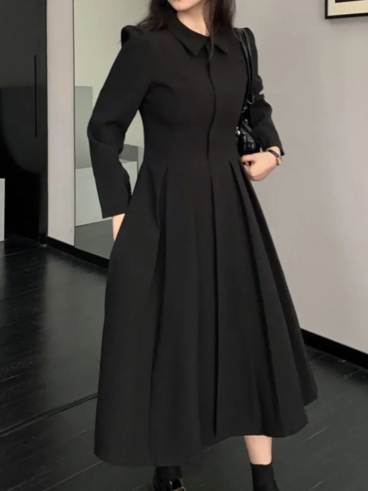 فستان قميص أسود كبير الحجم للتخسيس على طراز هيبورن بتصميم فرنسي كاجوال أنيق بأكمام طويلة وياقة بولو وخصر منخفض على شكل حرف A #4