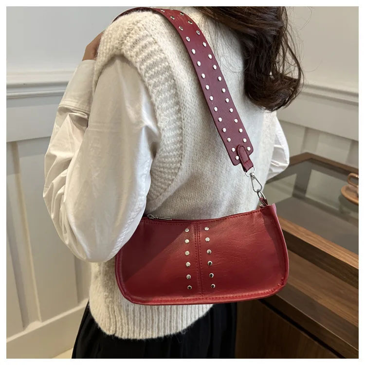 Autumn Fashion Rivet Casual Women's 2024 New Simple Broadband Single Shoulder Diagonal Span Small Square Bag