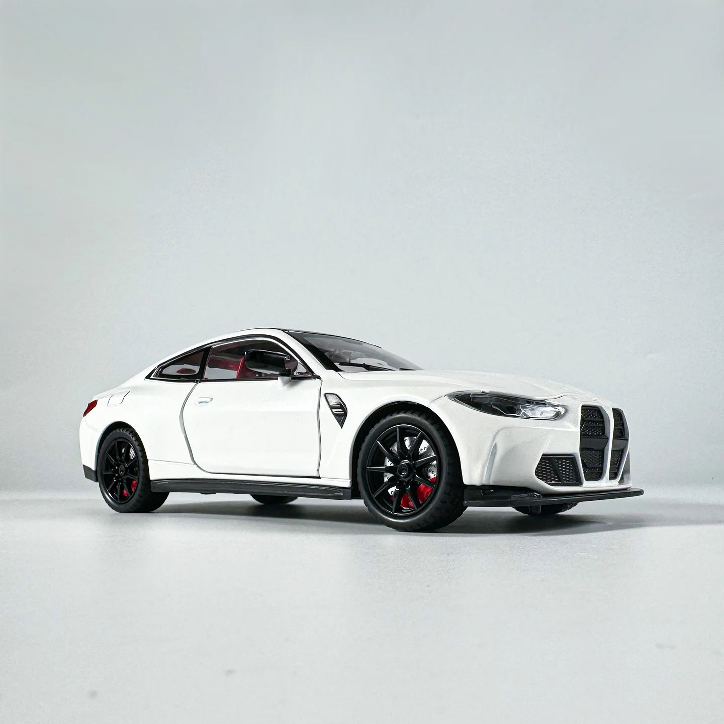 Model M4 ze stopu metalu w skali 1:24, symulowane dźwięki i światła, wykwintne ozdoby na stół, najlepszy przedmiot kolekcjonerski dla miłośników modeli samochodów.