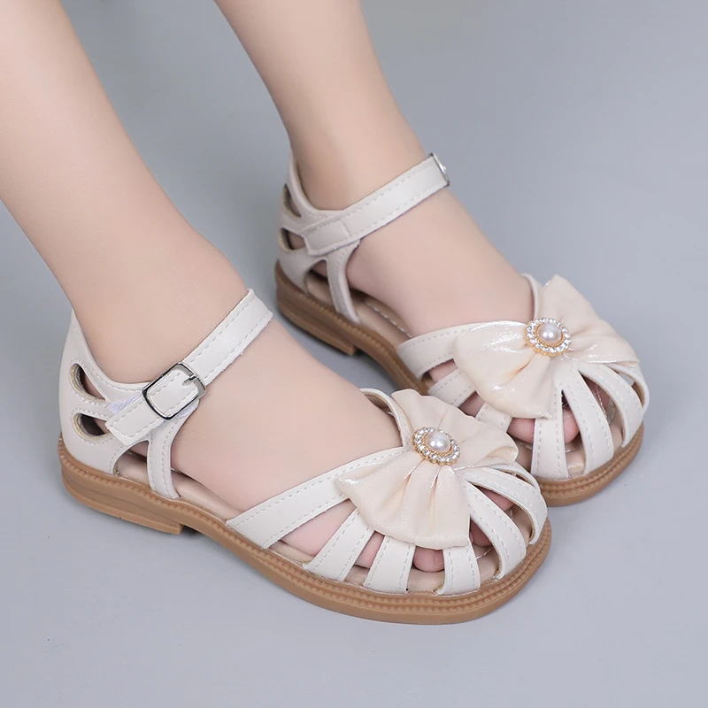 Girls Sandals 2024 Summer New PU Princess Hollow Covered Toes Kids Fashion Bow with Big Pearl Soft Simple Children Casual Shoes