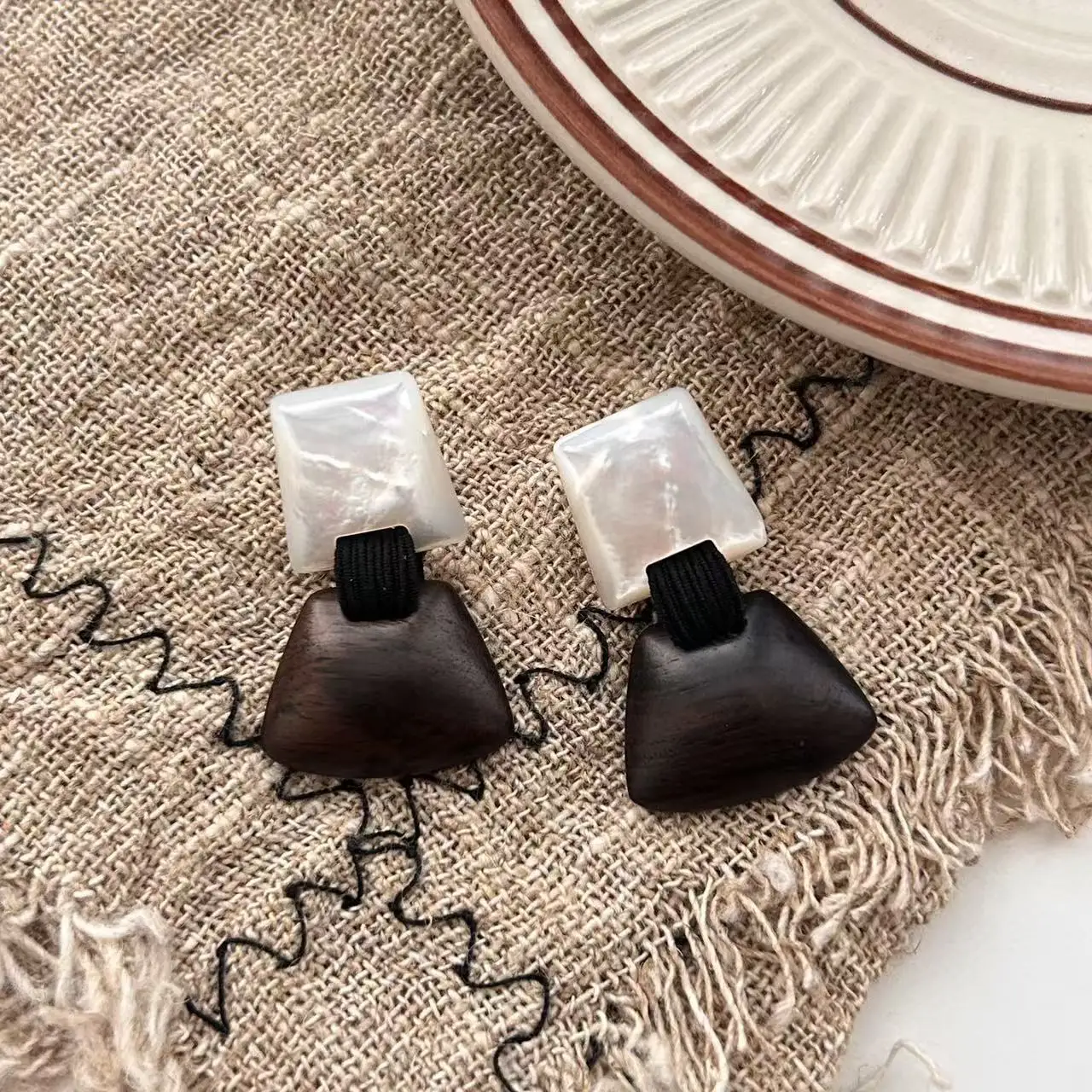Retro square fritillary earrings stud earrings, high-end light luxury commuting fashion temperament blogger rosewood earrings wo