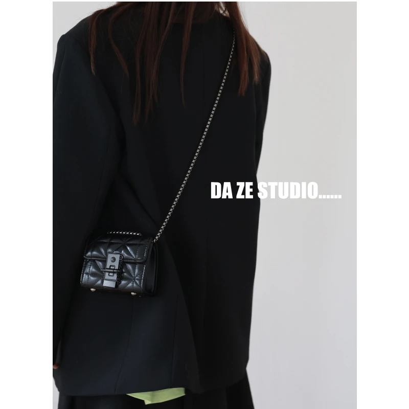 حقيبة كتف صغيرة للنساء بتصميم أنيق وجودة عالية مع سلسلة حمل سوداء، حقيبة صيفية عصرية صغيرة من الجلد الصناعي الناعم مع إغلاق ب...