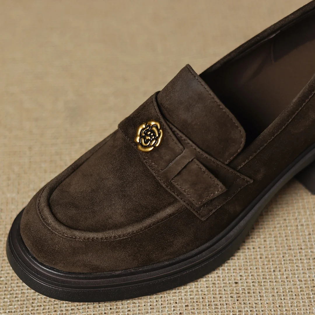 حذاء بدون كعب نسائي من جلد الغزال الطبيعي بمقدمة مستديرة وإبزيم معدني حذاء بدون كعب 5.5 سنتيمتر بكعب مكتنز حذاء الأخفاف الناعم عالي الجودة