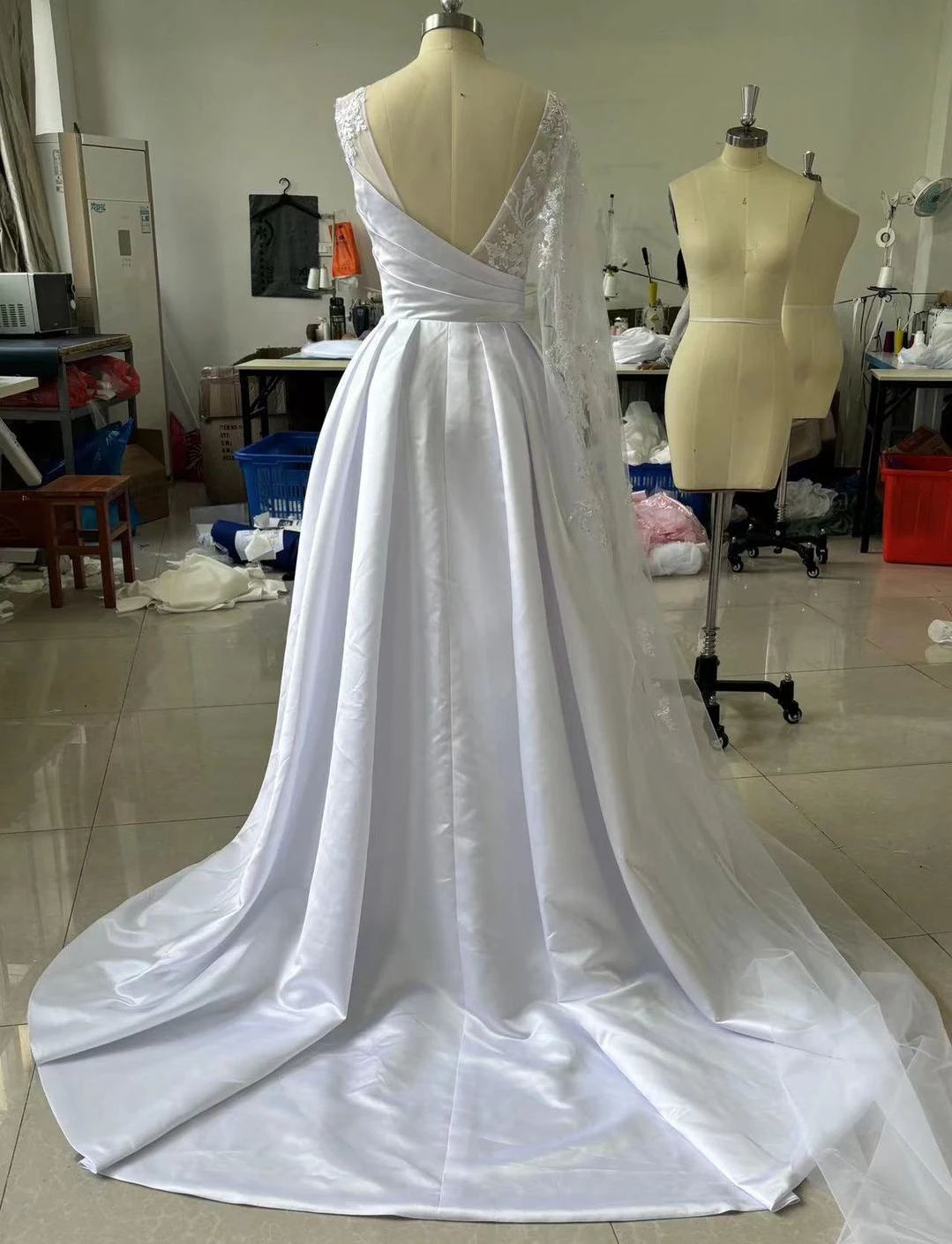 ชุดแต่งงานทรงเอคอวีซาตินนุ่มหรูหราพร้อมรถไฟกวาดที่กําหนดเอง