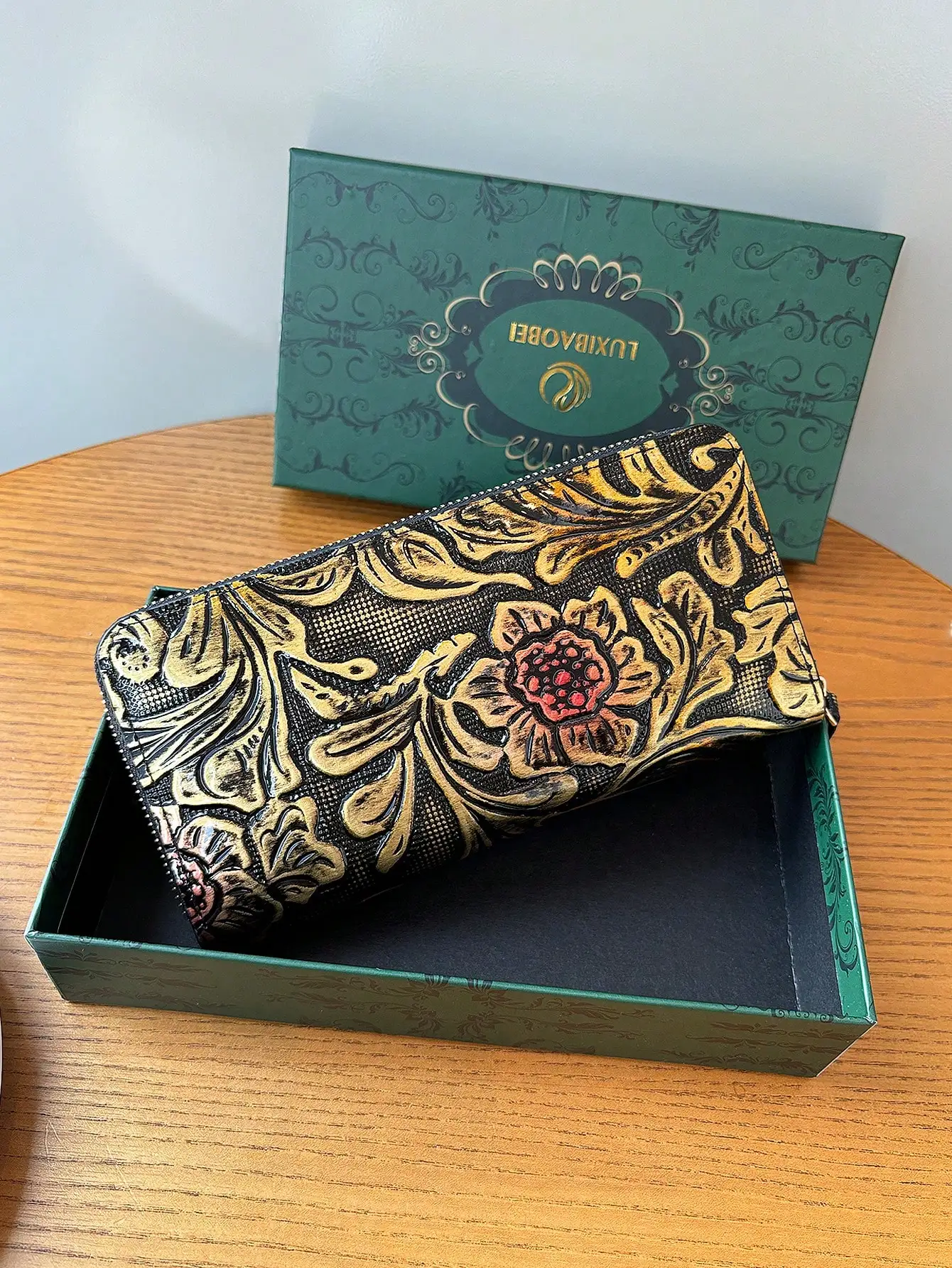 Portafoglio da donna lungo intagliato retrò di fascia alta, pochette a portafoglio con fiori intagliati in pelle alla moda ed elegante, può