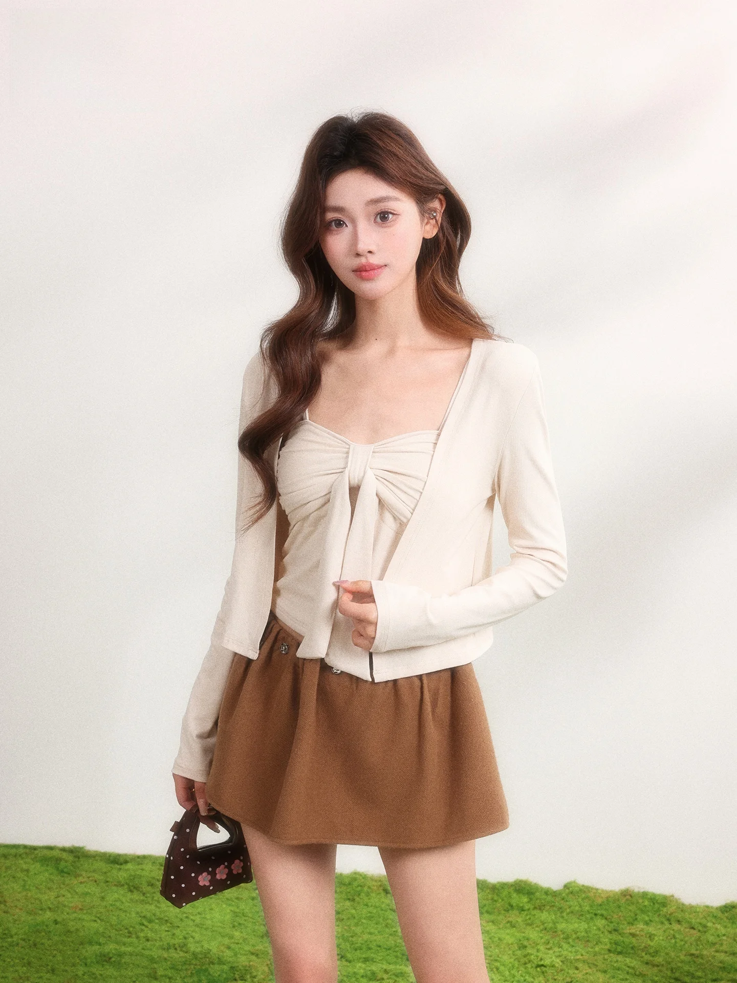 

Комплект из двух предметов в стиле Sweet Girl: топ с V-образным вырезом и длинными рукавами, модный женский костюм для весны, повседневный свободный крой, однотонный.