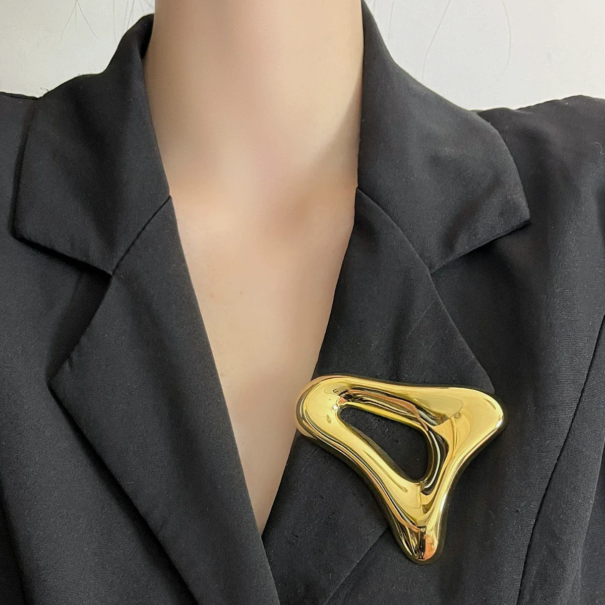 Broches creuses géométriques irrégulières en métal brillant Vintage pour femmes et filles, épingles de costume à la mode exquise, accessoires bijoux de fête