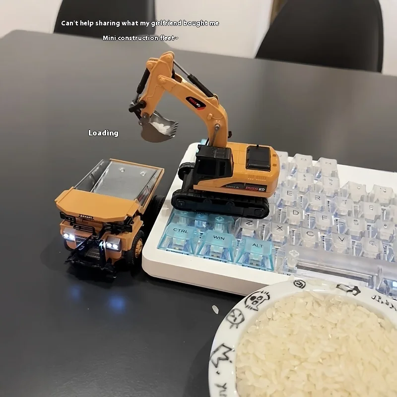 مجموعة سيارات هندسية معدنية تعمل بالتحكم عن بعد 1:64 - رافعة شوكية لحفارة شاحنة التعدين شديدة التحمل على سطح الطاولة