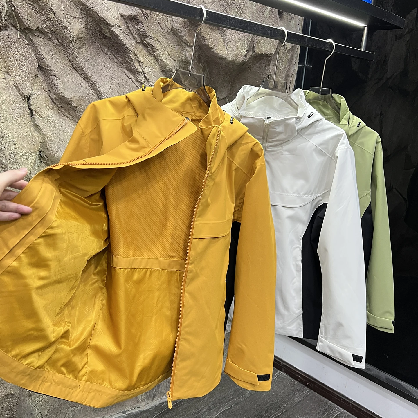 เสื้อแจ็คเก็ตผู้ชายแบบมีฮู้ด ผ้าโพลีเอสเตอร์กันลม ทรงพอดีตัว สำหรับฤดูใบไม้ผลิและฤดูใบไม้ร่วง คุณภาพสูง ป้องกันน้ำ