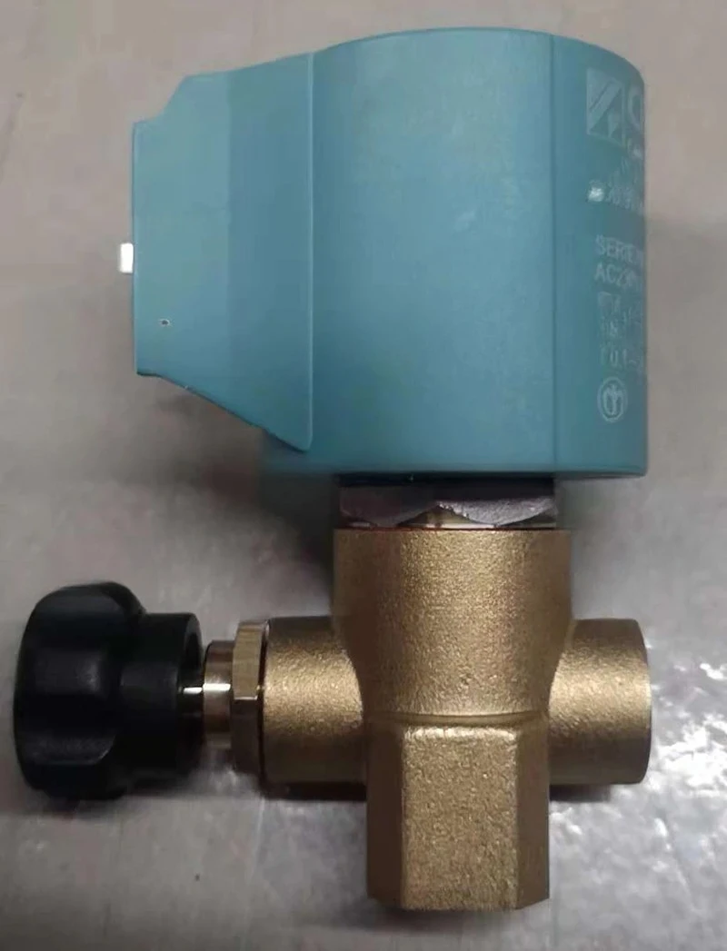 Solenoid valve, electric heating boiler electric iron, steam ironing equipment regulating solenoid valve