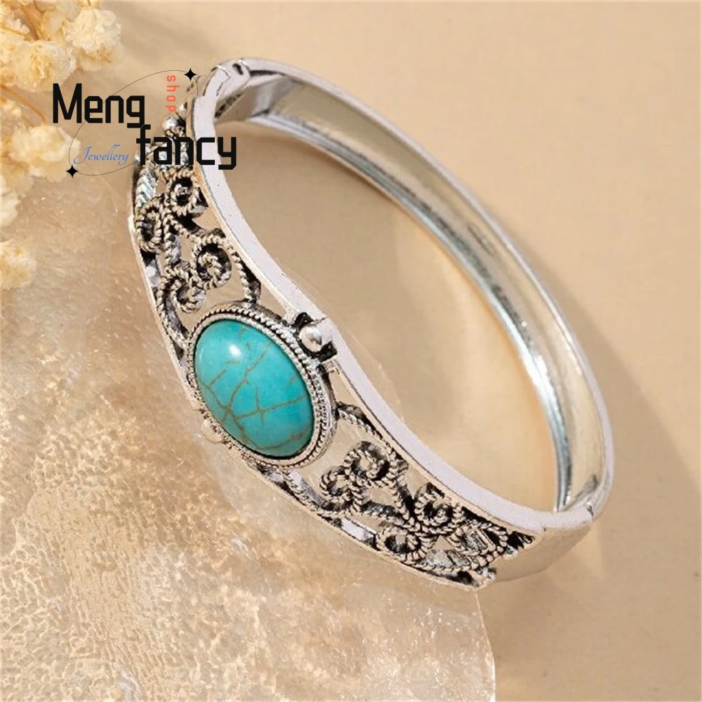

A Classic Floral Pattern Bracelet Made Of Turquoise, A Traditional Chinese Jewelry, For Fashionable And Trendy Women Exquisite.