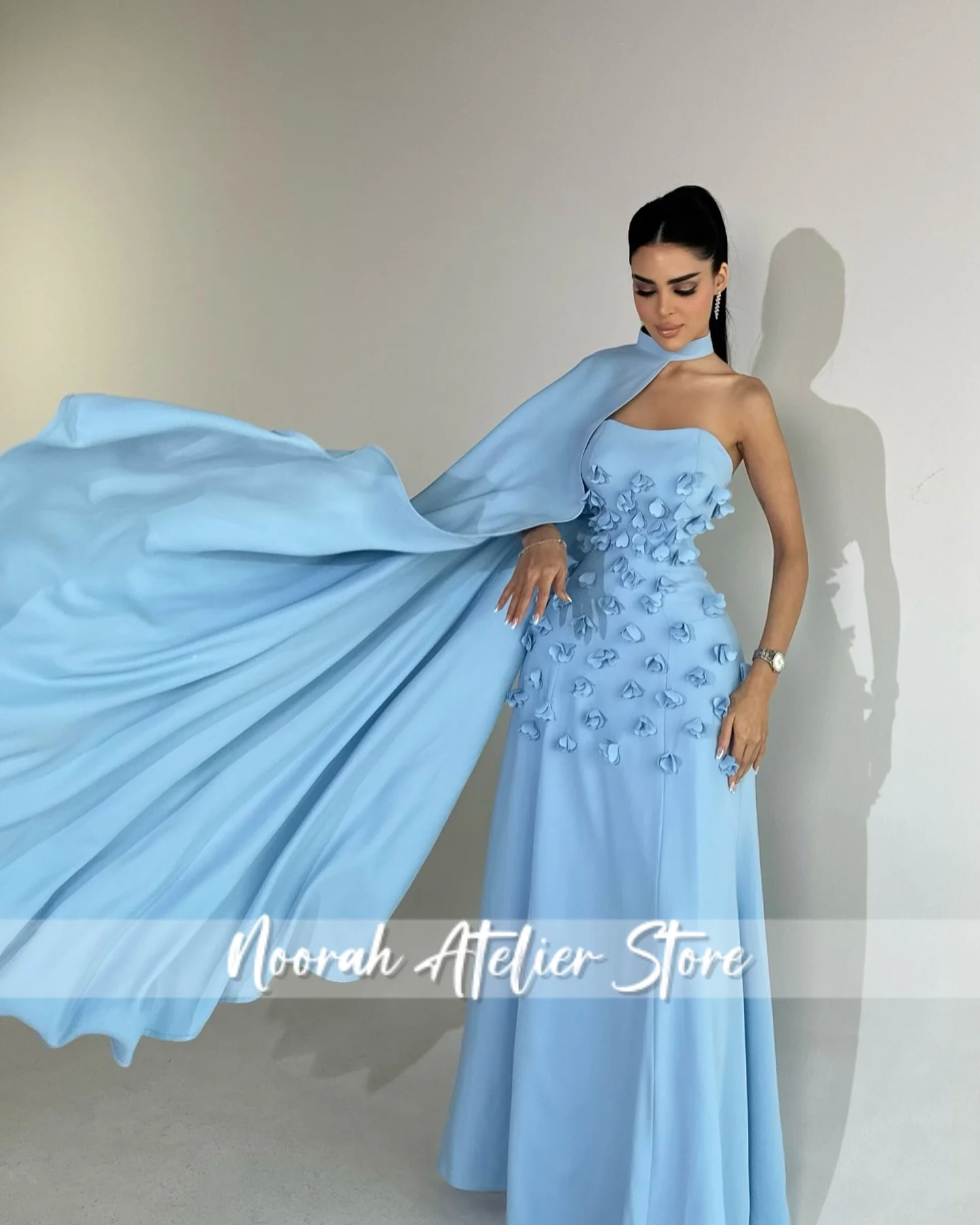 Elegante vestido de noche de lujo azul sin tirantes con flores 3D de Arabia Saudita, capa con cuello, vestido de novia 2025, vestido de fiesta personalizado