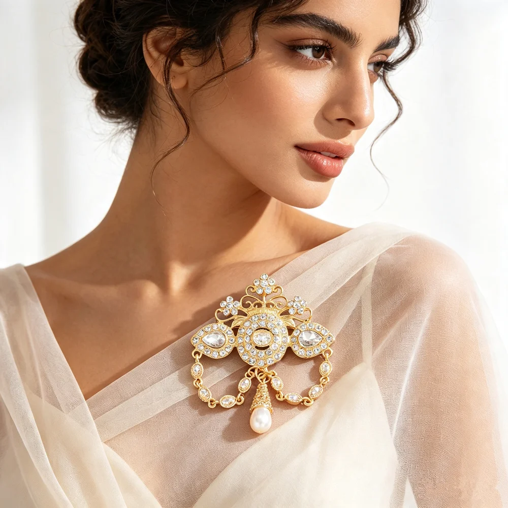Luxury Bohemian Women Brooch Pin Shiny Crystal Inlaid Hollow Floral Shape With Pearl Tassel For Bridal Wedding Party Wear