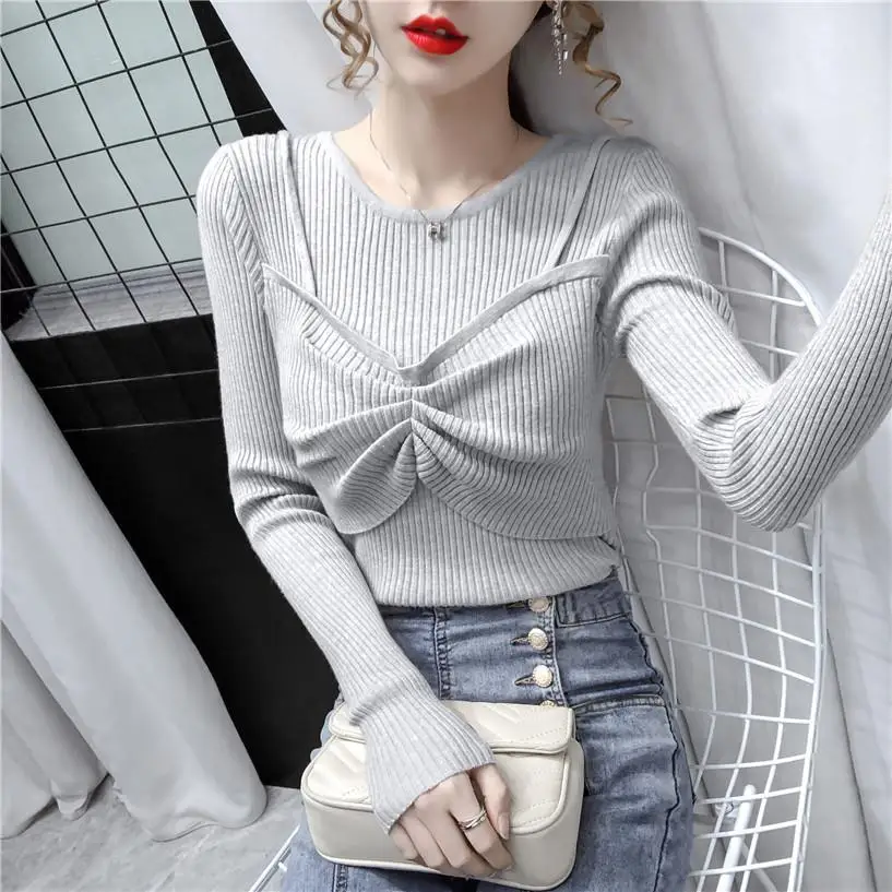 

Облегающие длинные брюки-свитера с вязаным свитером. Зимняя модная женская одежда. Удобный дышащий экологически чистый коврик...