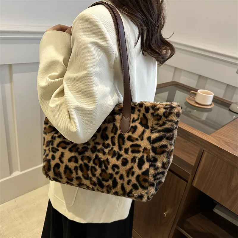 Leopard print fashion shoulder bag, large-capacity handbag, suitable for sports and fitness