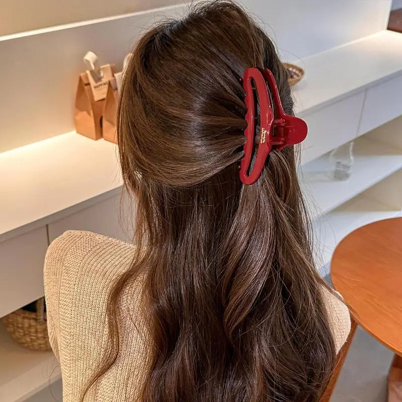 【K】French Acetate Letter Gold Label Hollow Shark Clamp Women's Hair Accessories Elegance Hair Clip Stylish Hair Accessories view 3
