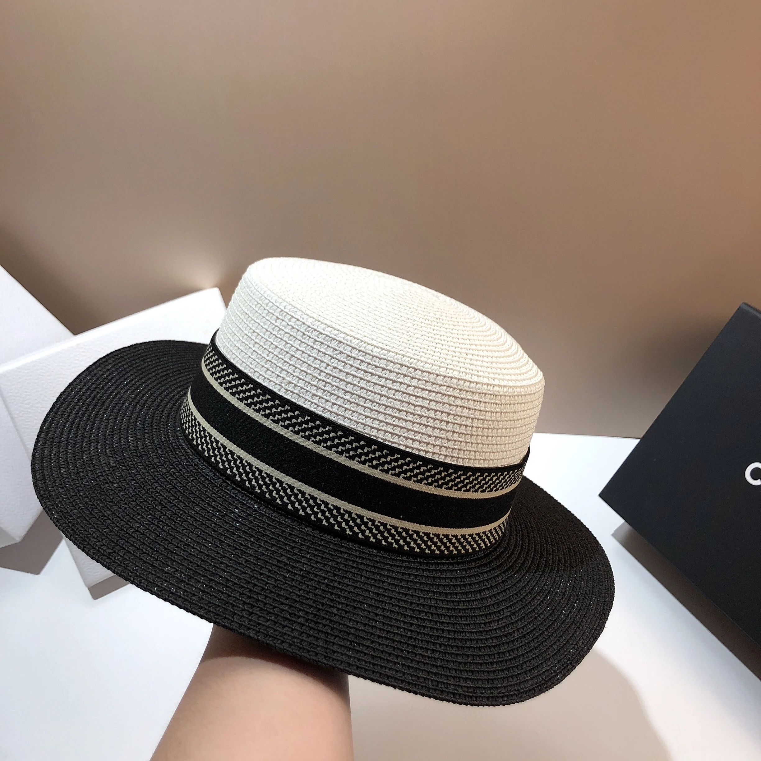 European and American fashion black and white color matching straw hat French Paris old flower hat with classic wild summer sun