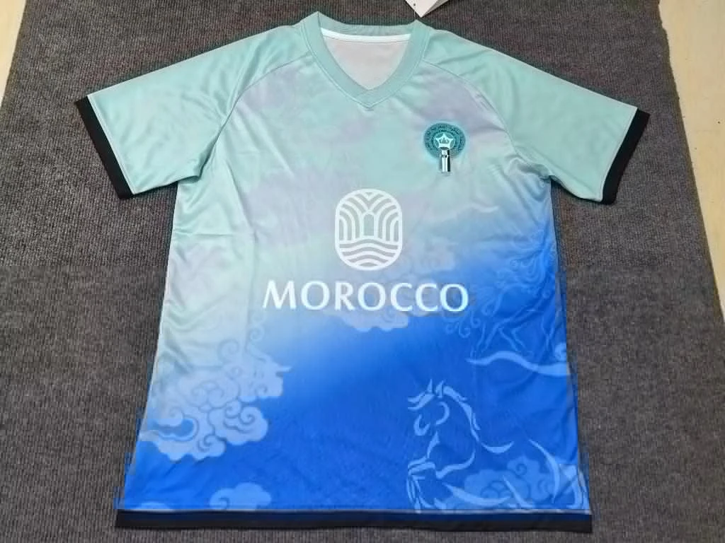 camisa-de-futebol-marrocos-2026-gola-v-manga-curta-azul-gradiente-estampa-grafica-cavalo-nuvem-camiseta-de-torcedor