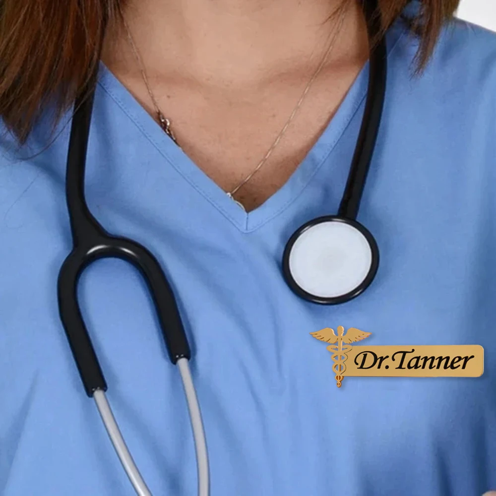 Personalize vários estilos de broches médicos, emblemas em formato de estetoscópio e placas de identificação gravadas profissionais em formato de dentista