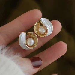 2022 Korean Elegant Cute Shell Pearl Stud Earrings For Women Girls Irregular Metal Circle Brincos Jewelry Gifts