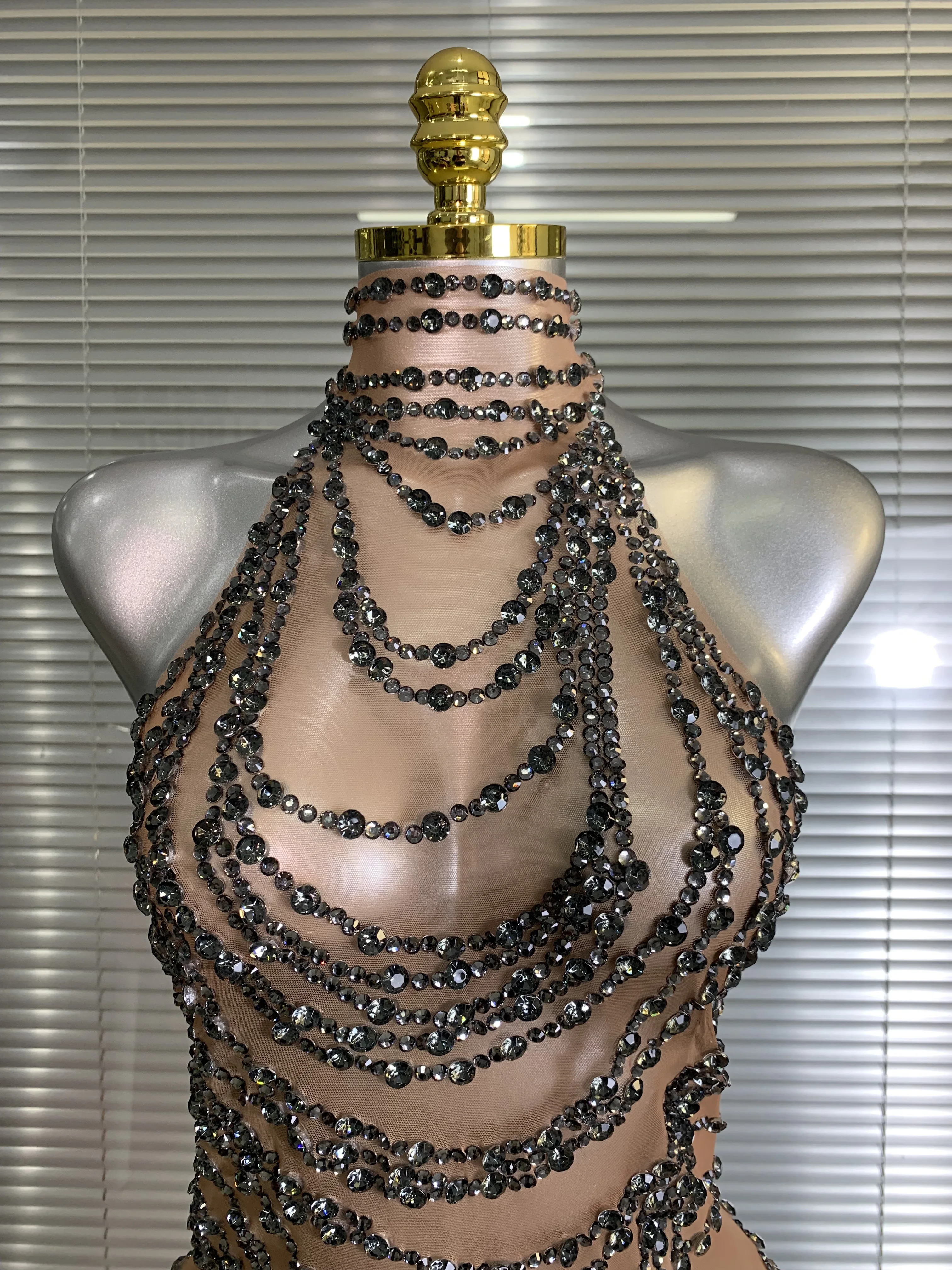 Nieuwe vrouwen sexy mesh kristal diamanten pure lange maxi jurk zien door goud grijs feestkostuum podiumvoorstelling jurk