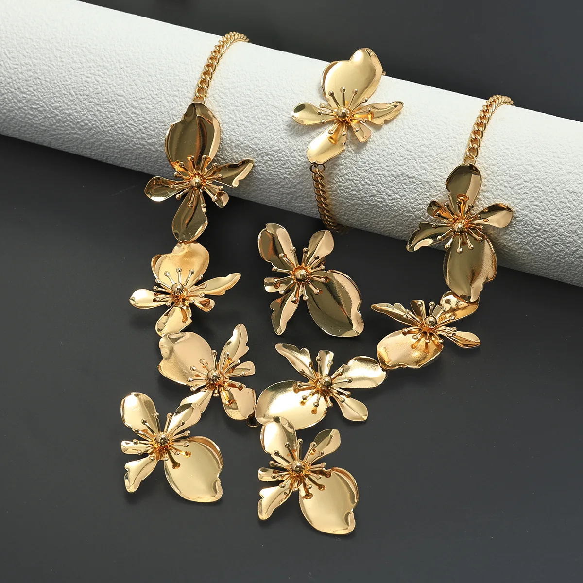 مجموعة مجوهرات زهرة ثلاثية الأبعاد ذهبية عتيقة، مجموعة أقراط وقلادة وسوار وخاتم للنساء، مجموعة مجوهرات عصرية أنيقة مبالغ فيها بالزهور