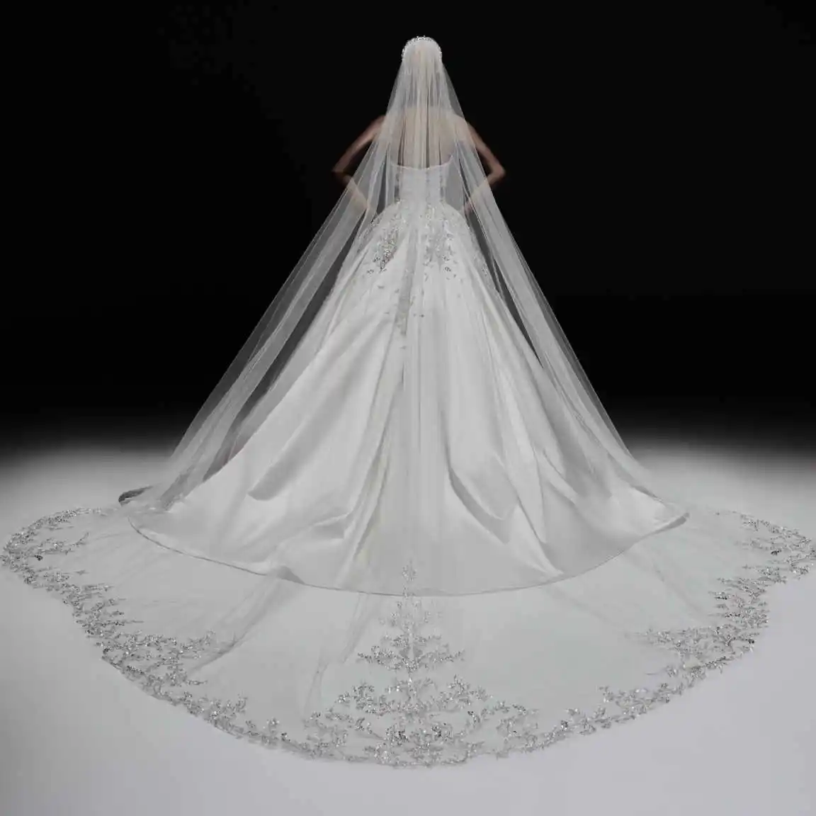 splendidi-abiti-da-sposa-con-applicazioni-di-paillettes-sul-bordo-veli-da-sposa-lunghi-a-strato-singolo-con-pettine-personalizzabili