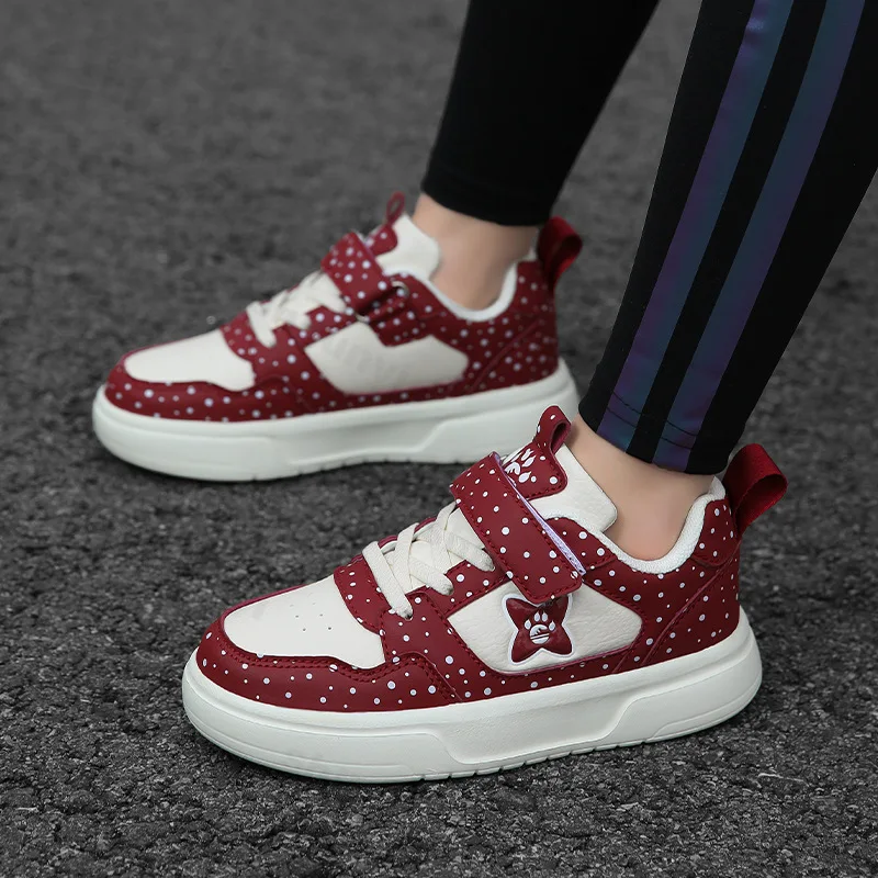 

Детская осенняя новая модная повседневная спортивная обувь с низким берцем на толстой подошве, удобные универсальные нескользящие массивные кроссовки для мальчиков