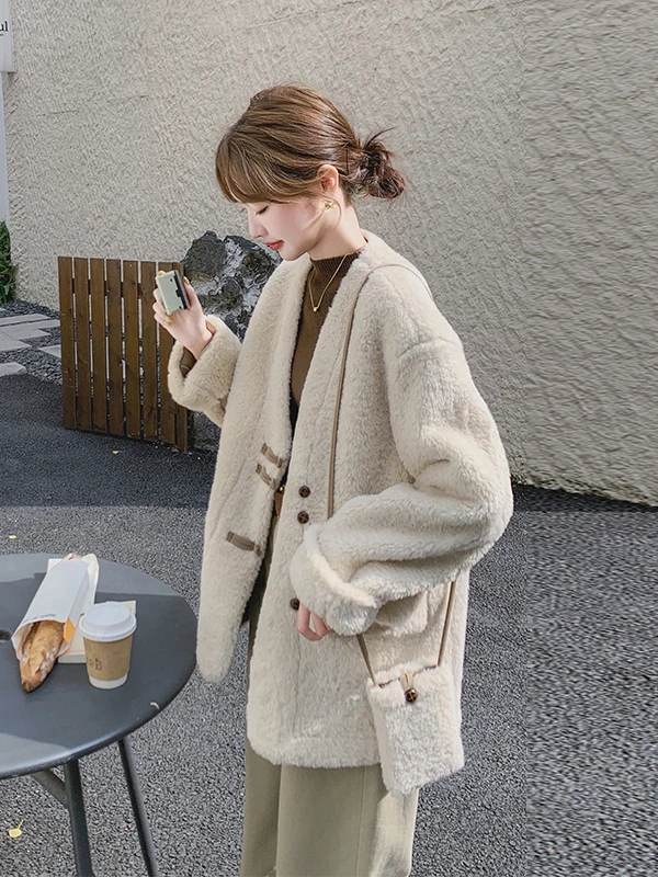 

Женская шуба из овечьего меха, теплая, осенне-зимняя, новая, в корейском стиле, для повседневной носки, свободного кроя, с пуговицами, V-образный вырез, длинный рукав