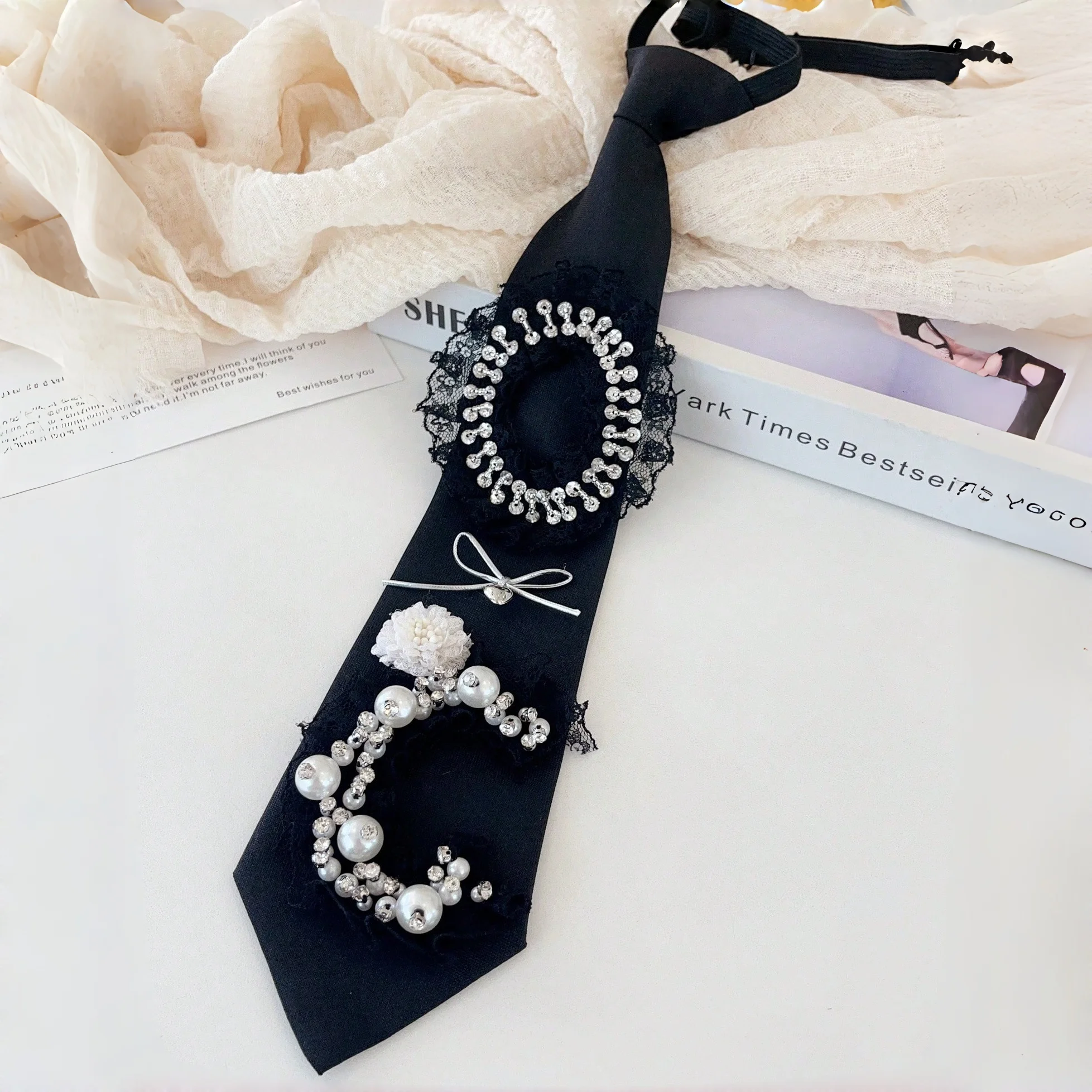 1 Corbata de poliéster brillante (fibra de poliéster) para mujer [estilo francés retro de alta sociedad] Corbata de encaje de perlas de alta gama con diseño único y adornos de diamantes de imitación, adecuada para fies