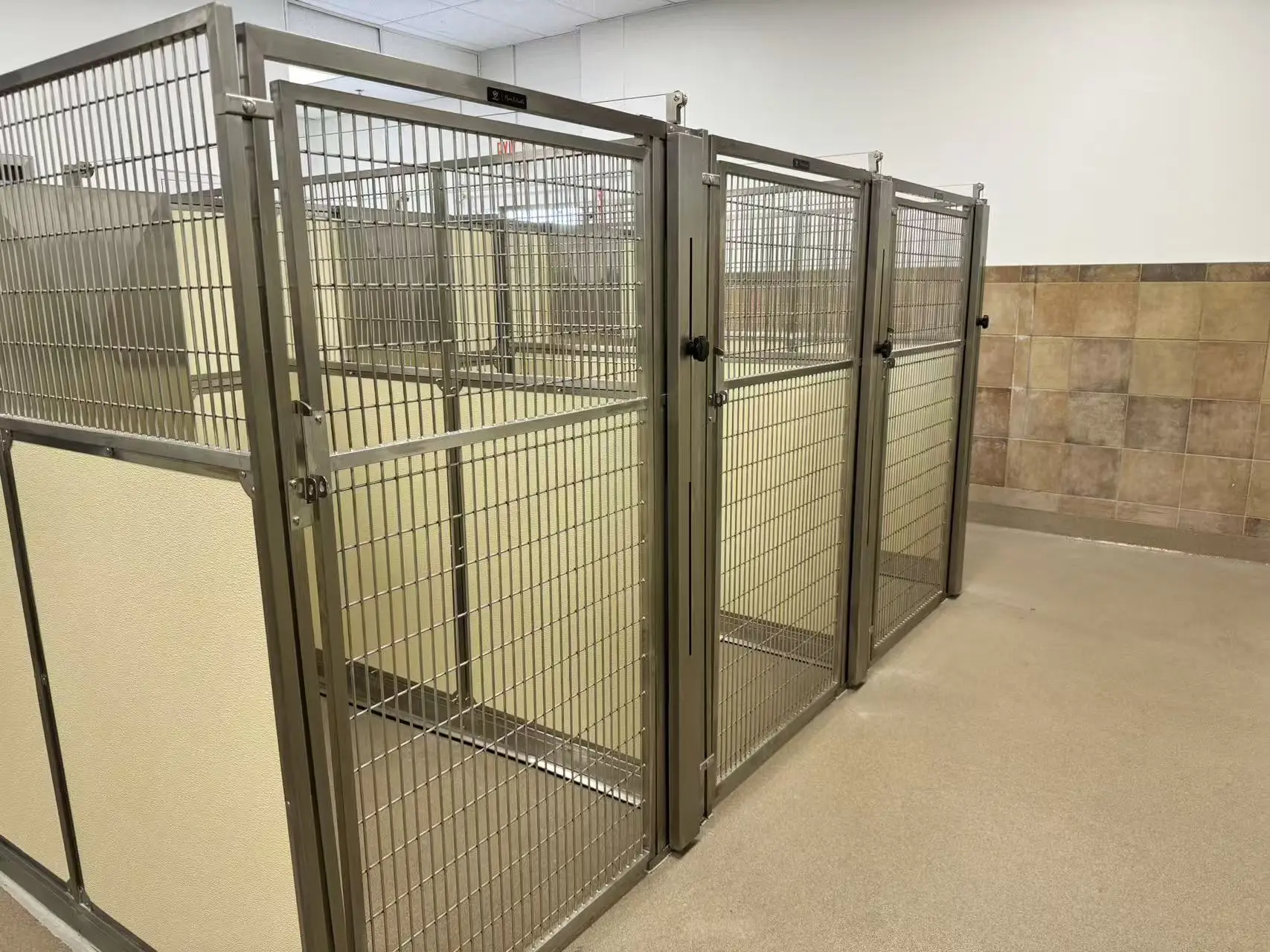 Multiple Material Customization Large Pet Enclosure Stainless Steel/Fiberglass/PVC/HDPE Luxurious Indoor Pet House