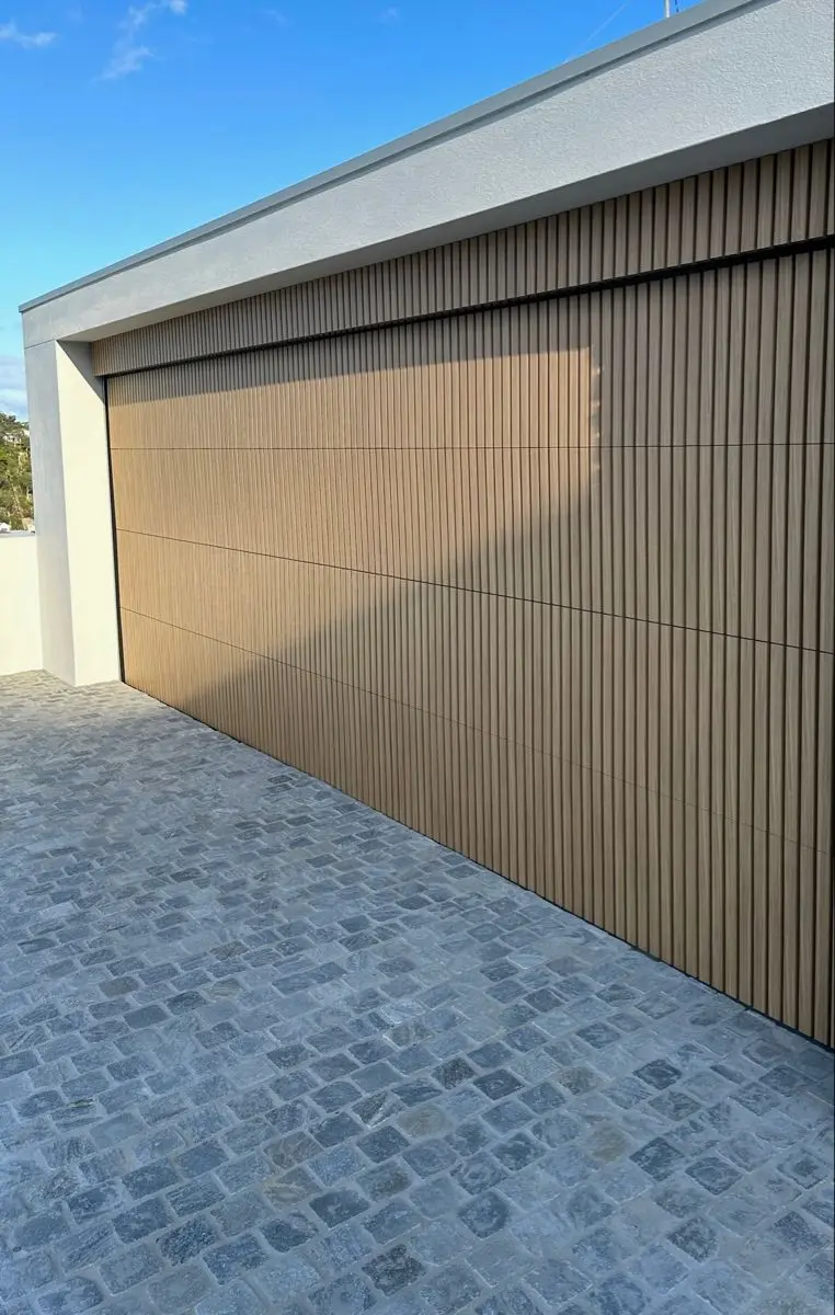 High-strength Windproof Garage Door with Aluminum Alloy Frame Modern Design Automatic Remote Control Garage Door for Home