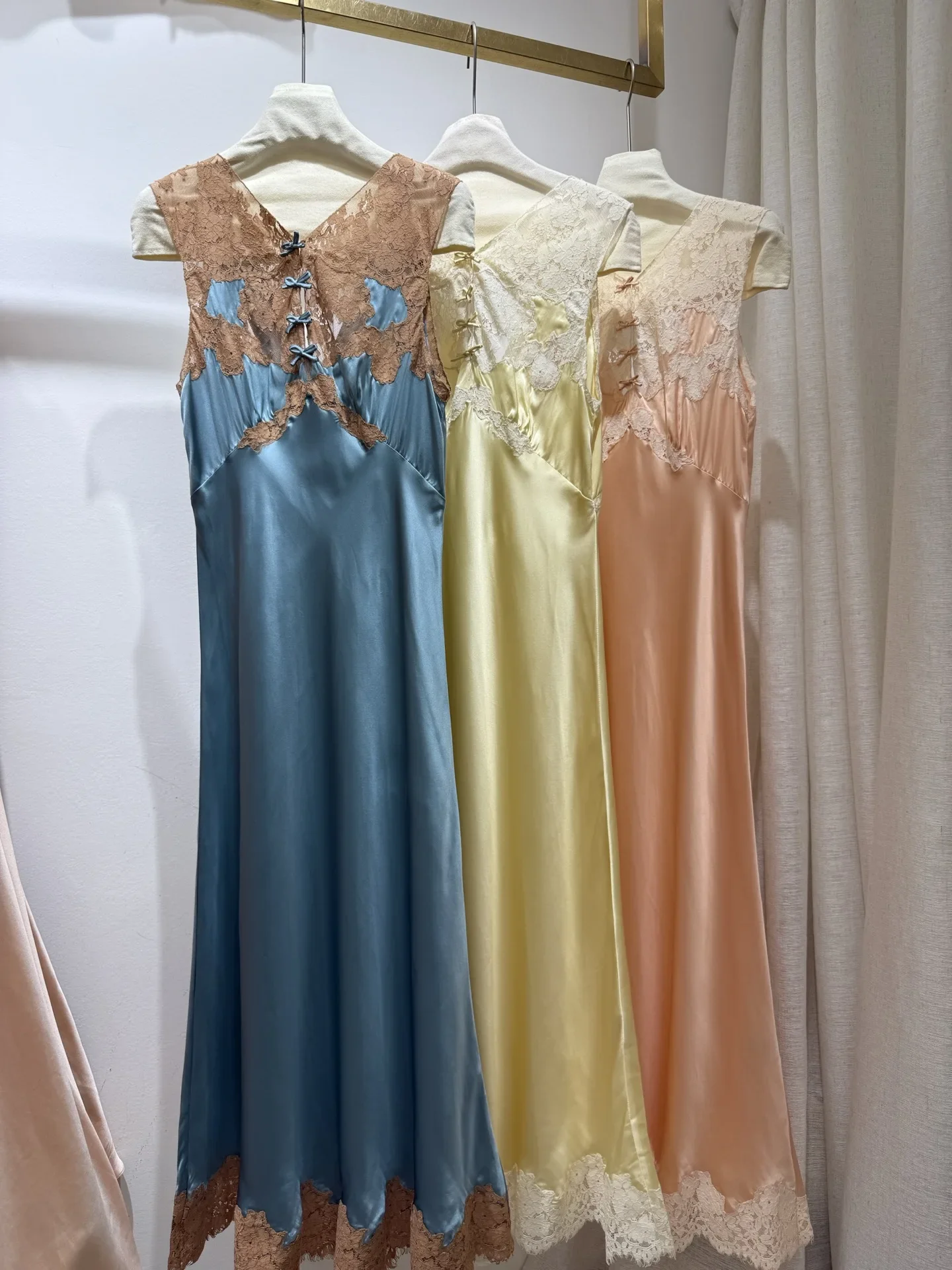 Spitzenstickerei Patchwork Rückenfreies Langes Kleid Damen V-Ausschnitt Ärmellos Hochgeschnittene Taille Seiden-Satin-Textur Urlaubs-Strand-Resort-Kleid