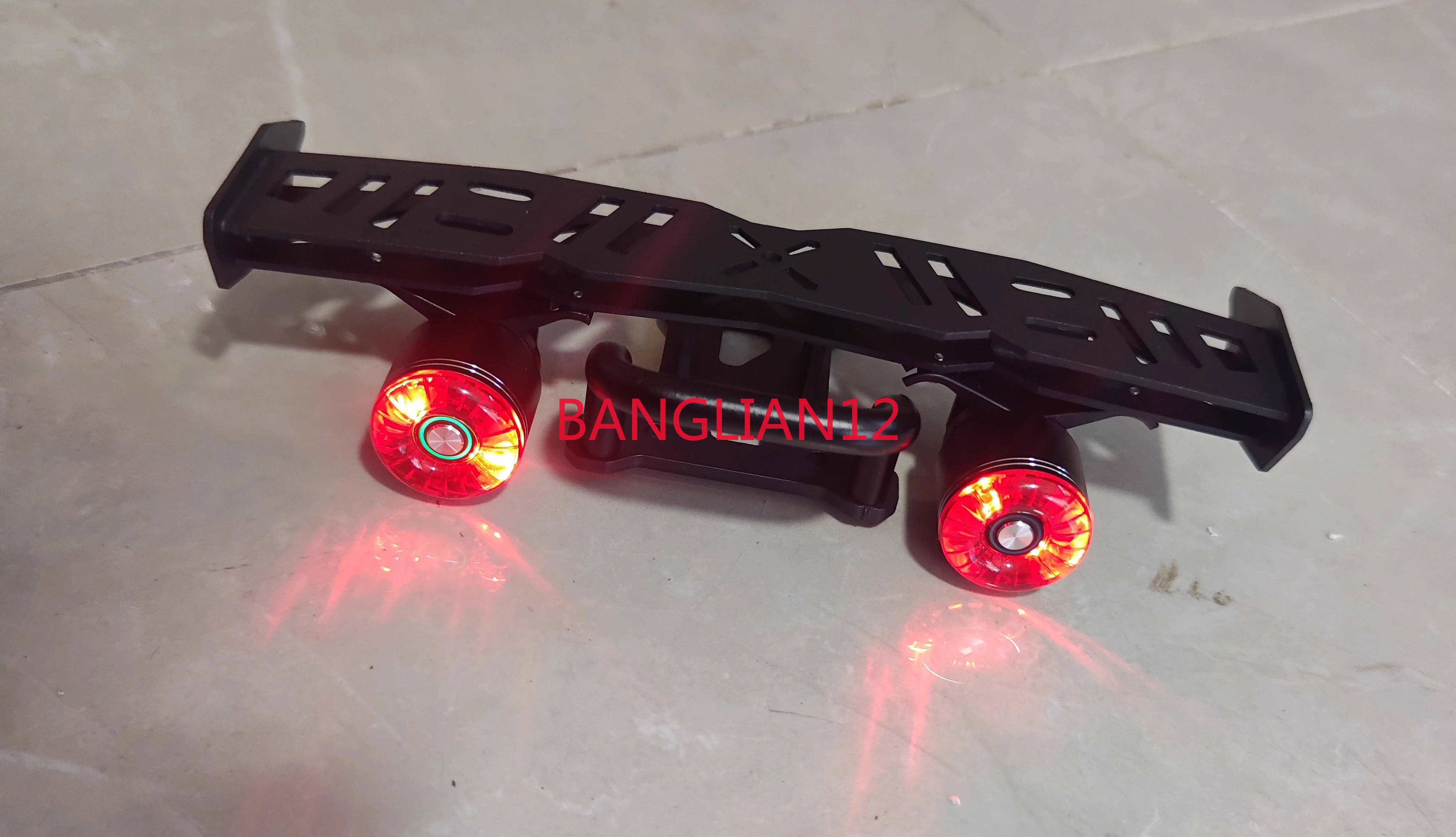 

Интеллектуальный задний фонарь в форме летучей мыши, индикатор тормоза для электроскейтборда