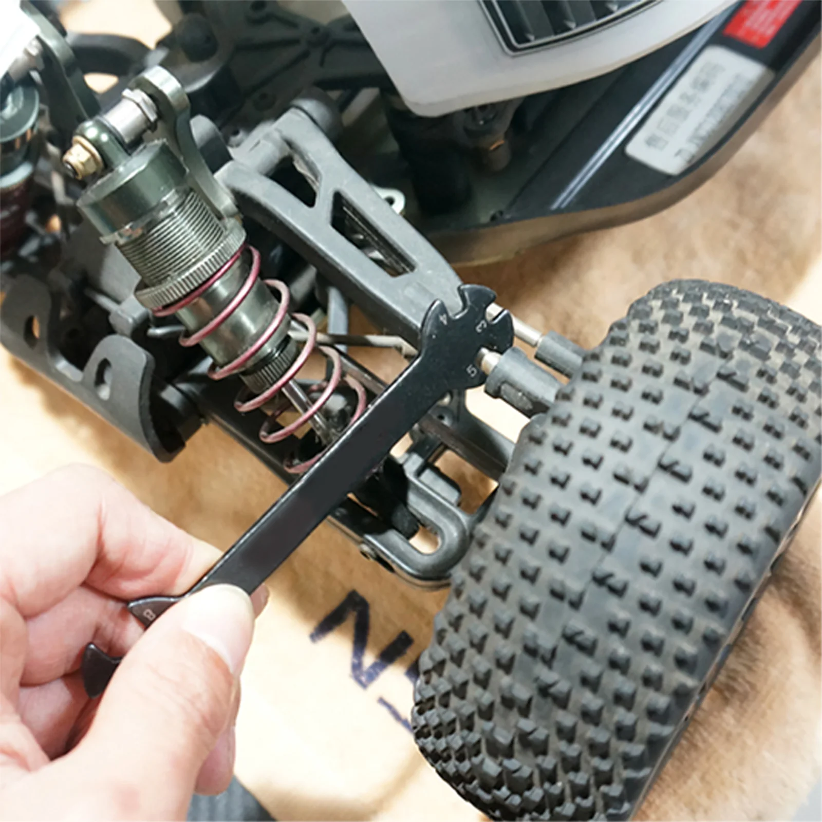 مفتاح ربط نموذجي 6 في 1 يمكن التحكم فيه عن بعد، يتضمن 3 مم/4 مم/5 مم/5.5 مم/7 مم/8 مم لإزالة وصواميل سداسية #4