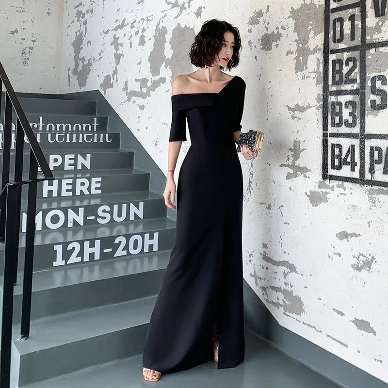 Black No. 42 V-neck backless halter dress for women in summer French style high-end waist pleated beautiful back suspender long