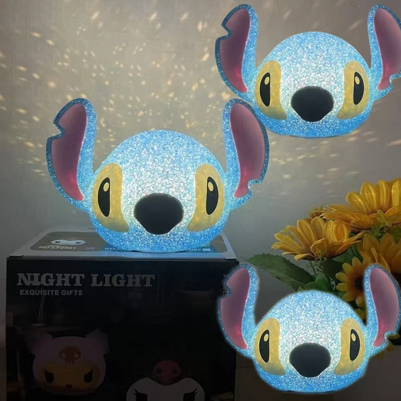 โคมไฟโปรเจคเตอร์ลายลิโลแอนด์สติทช์ รุ่นใหม่ โคมไฟการ์ตูนลิโลแอนด์สติทช์ 3 มิติ โคมไฟตั้งโต๊ะแบบ USB ของขวัญสำหรับเด็ก