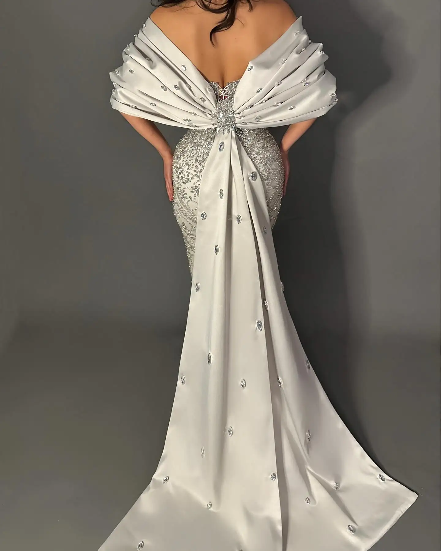 SWEMILE Maßgeschneiderte Abendkleider voller Diamanten mit großer Schleife und Schleppe, sexy trägerloses Kristallperlen-Meerjungfrau-Abschlussballkleid, Dubai-Kleider