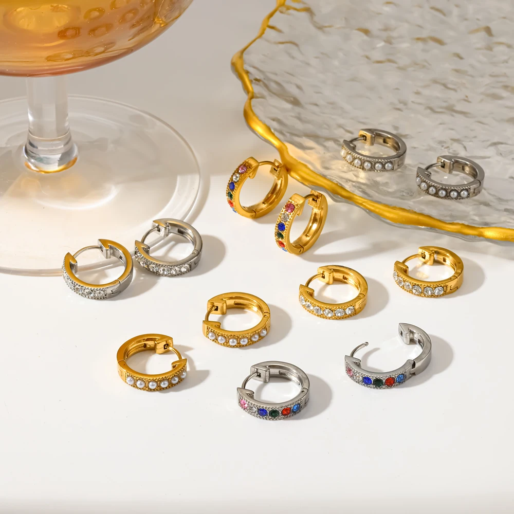 Klassische Edelstahl-Cubic-Zirkonia-Huggie-Creolen für Damen, wasserfest, hypoallergen, Modeschmuck – Detail 5