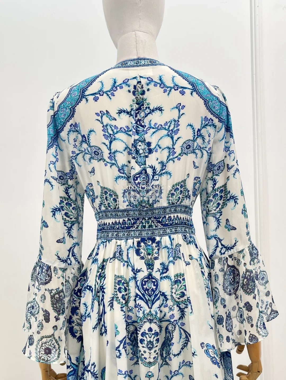 

2025 New High Quality Blue White Porcelain Floral Print V Neck Long Bell Sleeve Maxi Dress