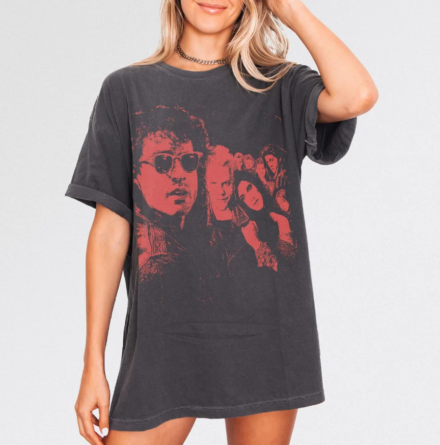 

Женская летняя футболка оверсайз в стиле ретро 80-х с принтом «Утраченный вампир» (фильм ужасов), хлопковая, дышащая, стильная, универсальная, в уличном стиле