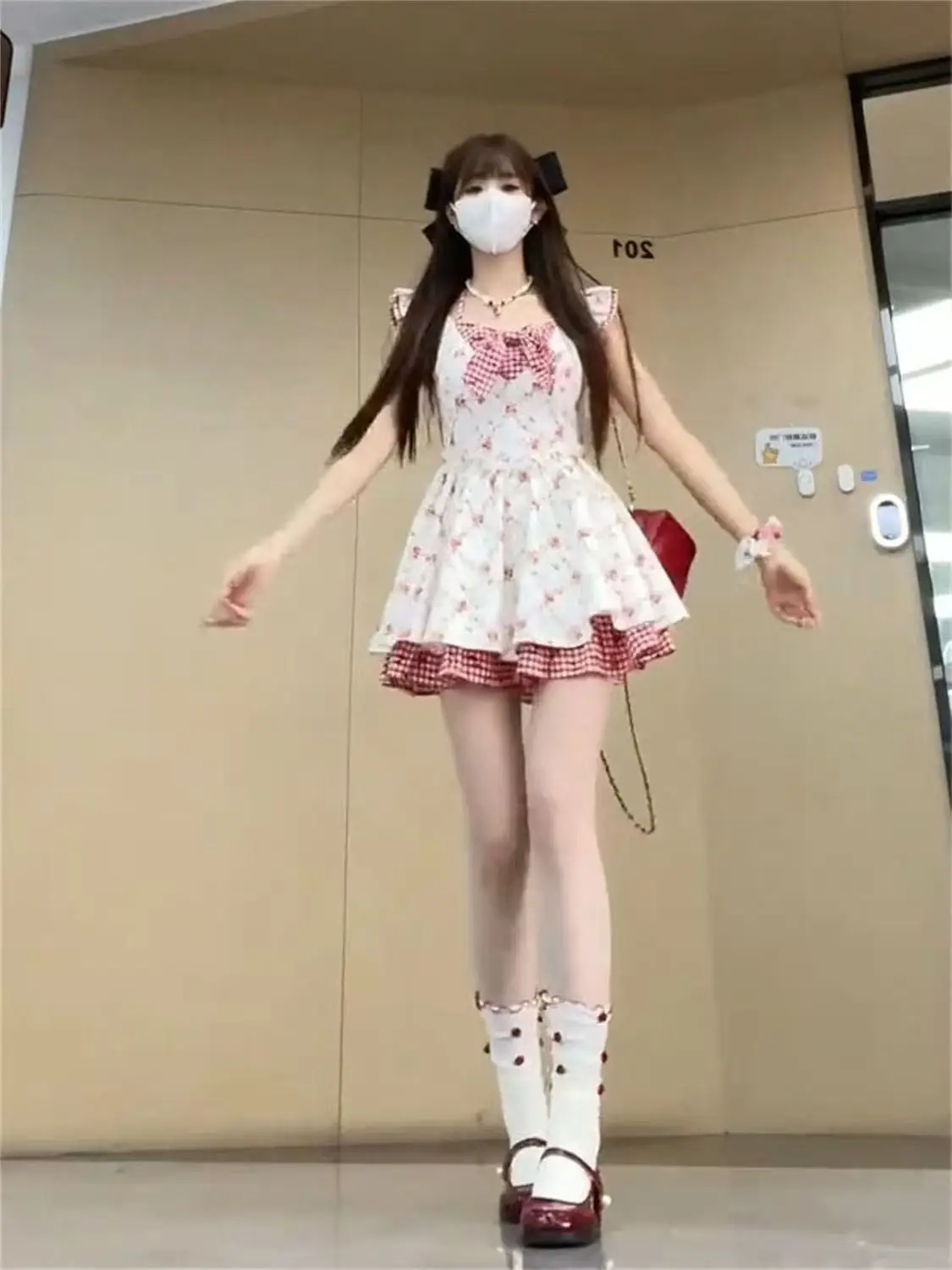 ชุดเดรสผู้หญิงแบบไม่มีแขน แต่งลายปักฉลุ ลูกไม้ผูกเชือก ผ้าแจ็คการ์ด แต่งตาไก่ จับจีบมือ แต่งสม็อค หลายชั้น สไตล์ OL