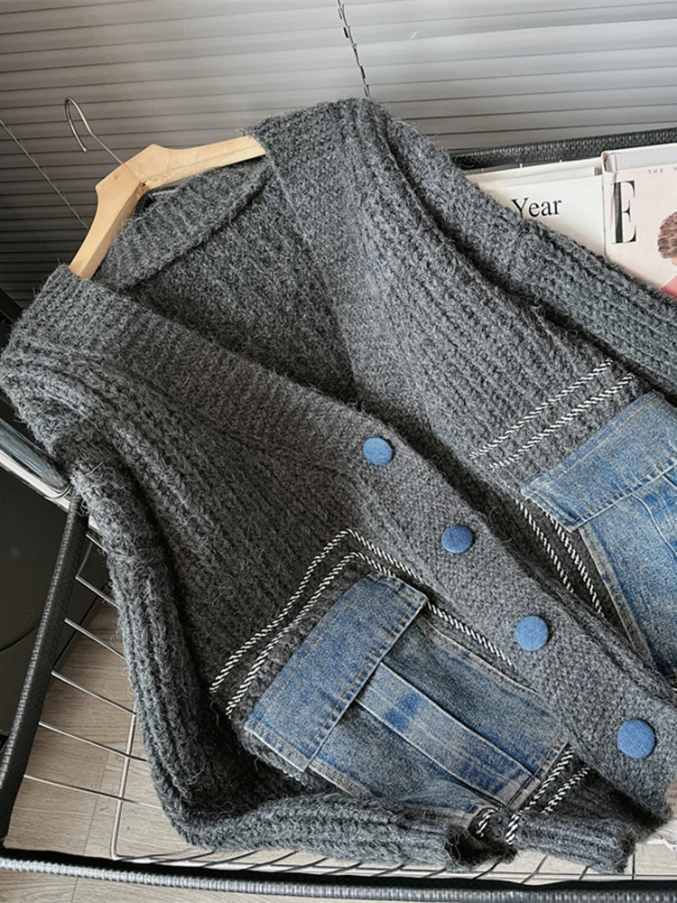 [EAM] Gray Denim Pocket Big Size Knitting Cardigan Sweater V-Neck Long Sleeve Women New Fashion Tide Spring Autumn 2024 1DH6701